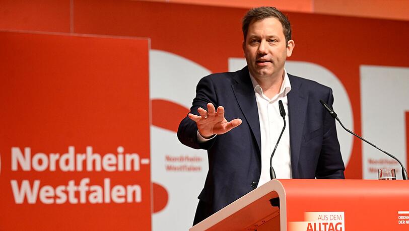 SPD-Bundesparteichef Lars Klingbeil weht von der nordrhein-westfälischen Basis ein scharfer Wind entgegen.