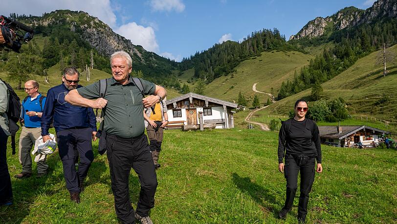 Die Personalie des Bundestierschutzbeauftragten hatte in den vergangenen Tagen für Unruhe gesorgt. Landwirtschaftsminister Alois Rainer (CSU) stellte nun klar: Das Amt werde es auch weiterhin geben, wer es in welcher Form übernimmt, ließ er aber offen.