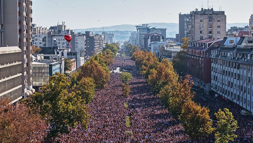 Zehntausende gedachten der 16 Opfer des Einsturzes des Bahnhofsvordachs in Novi Sad vor genau einem Jahr.
