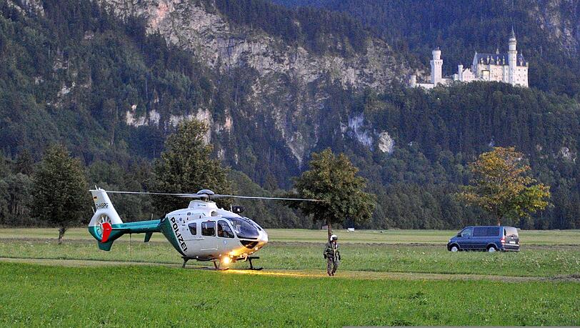 Horror-Nacht für einige Insassen einer Gondel in Schwangau. Nach einem Gleitschirm-Unfall mussten die Fahrgäste teils die Nacht in der Luft verbringen. Rettungskräfte konnten alle Menschen retten.
