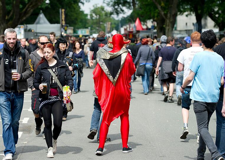 Der rote Rächer kämpft sich durch das Menschengewirr im Park. Ob er Untaten verhindern will? Auf dem Festival wird er da viel zu tun haben!