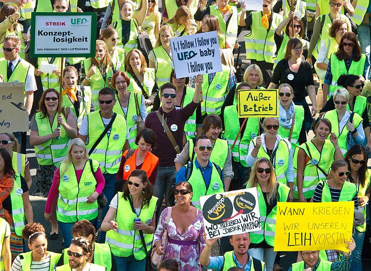 Die streikenden Flugbegleiter ziehen in einem Protestmarsch vor das Lufthansa Aviation Center am Flughafen in Frankfurt am Main.