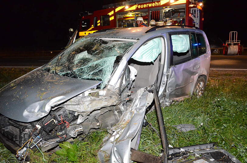 Überholmanöver zum falschen Moment: Zwei Autos krachen frontal ineinander, die beiden Fahrer sind verletzt.