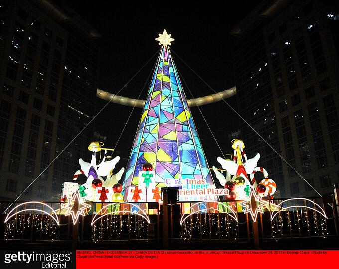 Sogar in China dürfen die Symbole des Weihnachtsfest nicht fehlen. Der strahlende Christbaum beeindruckt Einheimische und Touristen.