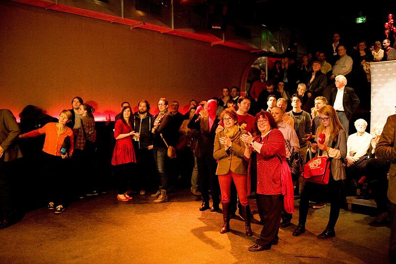 Bei der Wahlparty der SPD in München warten die Anwesenden auf ihren Oberbürgermeisterkandidaten.