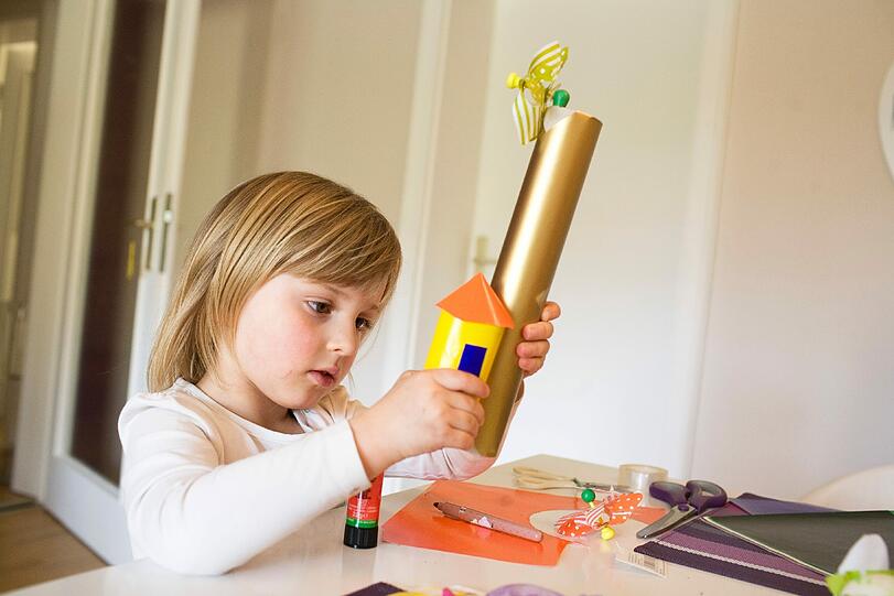Die kleine Samira mit ihrem Windrad