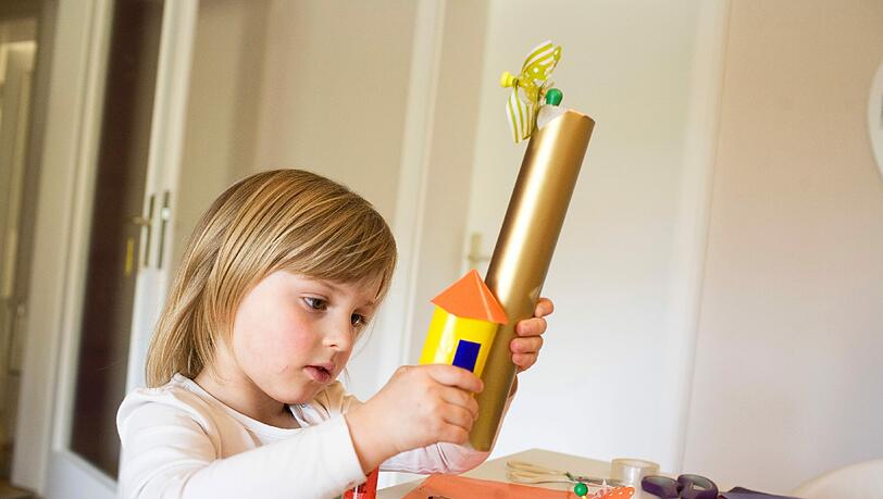 Die kleine Samira mit ihrem Windrad Die kleine Samira mit ihrem Windrad