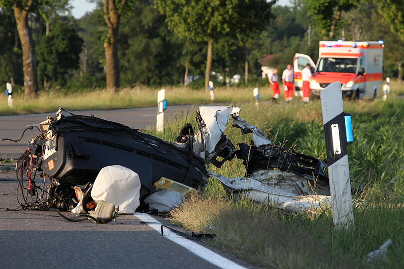 Durch die Wucht des Aufpralls wurde der Motorblock des Pkws vom Rest des Fahrzeugs weggerissen.