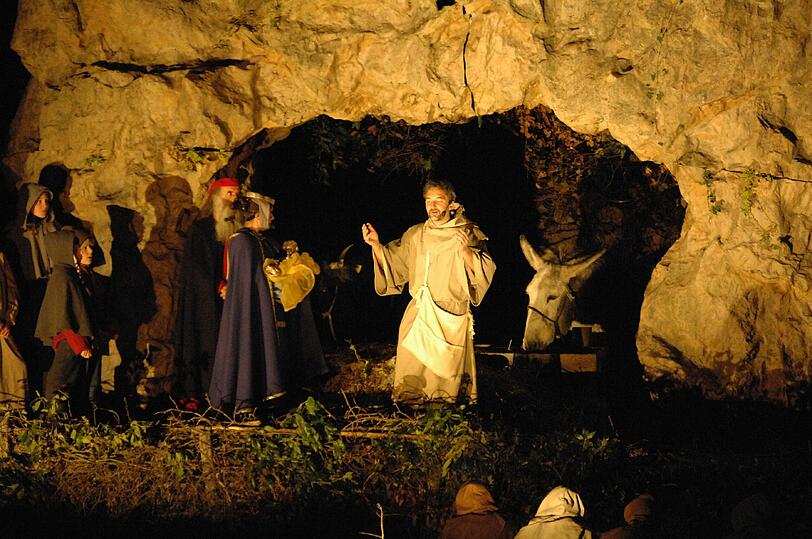 5. Wer hat das erste weihnachtliche Krippenspiel inszeniert?  
A: Hildegard von Bingen  B: Franz von Assisi  C: Martin Luther  D: Erasmus von Rotterdam