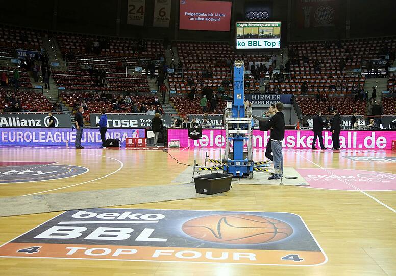 Nasser Audi Dome: Mit Hochdruck arbeiten die Techniker an der defekten Heizungspumpe am Dach der Halle. Bis zum Finale Bayern gegen Berlin soll alles wieder trocken sein.