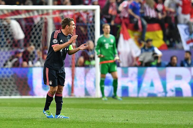 Philipp Lahm beim Hinspiel in Madrid, im Hintergrund Manuel Neuer.