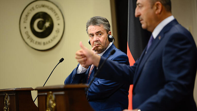 Der Zwist um den Bundeswehreinsatz in Incirlik ist nur einer von vielen Streitpunkten: Außenminister Sigmar Gabriel (SPD, l) und sein türkischer Kollege, Mevlüt Cavusoglu