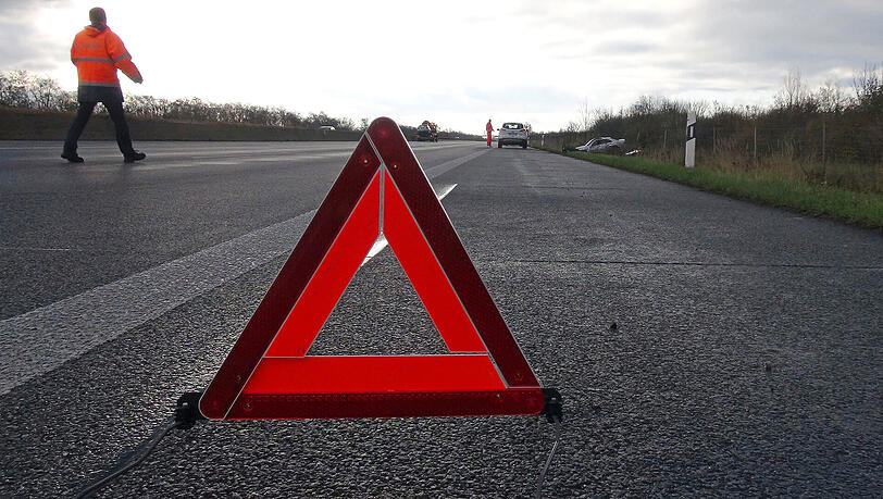 Auf rund 300 Metern der Autobahn lagen Fahrzeugteile und Teile der Leitplanke. Auf rund 300 Metern der Autobahn lagen Fahrzeugteile und Teile der Leitplanke.