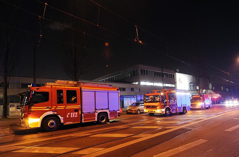 Die Feuerwehr war die ganze Nacht mit den Löscharbeiten in der Baaderstraße beschäftigt.