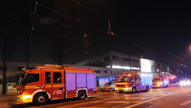 Die Feuerwehr war die ganze Nacht mit den Löscharbeiten in der Baaderstraße beschäftigt. Die Feuerwehr war die ganze Nacht mit den Löscharbeiten in der Baaderstraße beschäftigt.