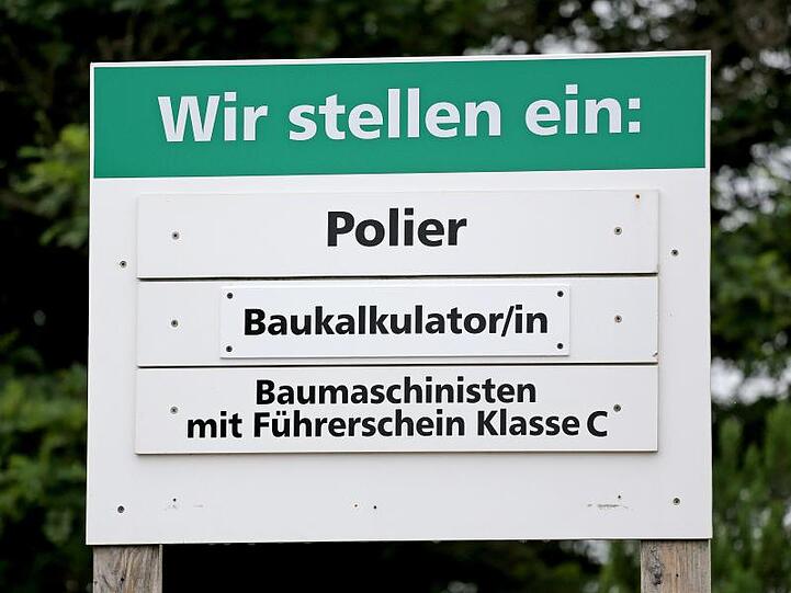 Gesucht: Ein Schild weist auf freie Stellen für Fachkräfte in einer Baufirma hin.