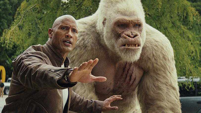 Dwayne Johnson alias Davis Okoye mit Gorilla George in "Rampage - Big Meets Bigger".