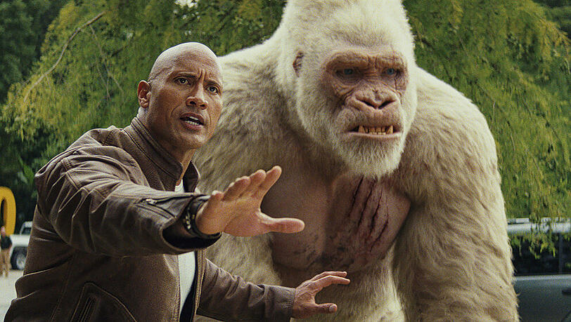 Dwayne Johnson alias Davis Okoye mit Gorilla George in "Rampage - Big Meets Bigger".