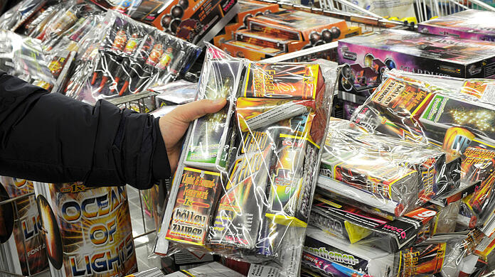 Die Einfuhr von nicht konformitätsbewertetem und nicht mit dem CE-Kennzeichen versehenem Feuerwerk ist nach dem Sprengstoffgesetz verboten und strafbar. (Symbolbild)