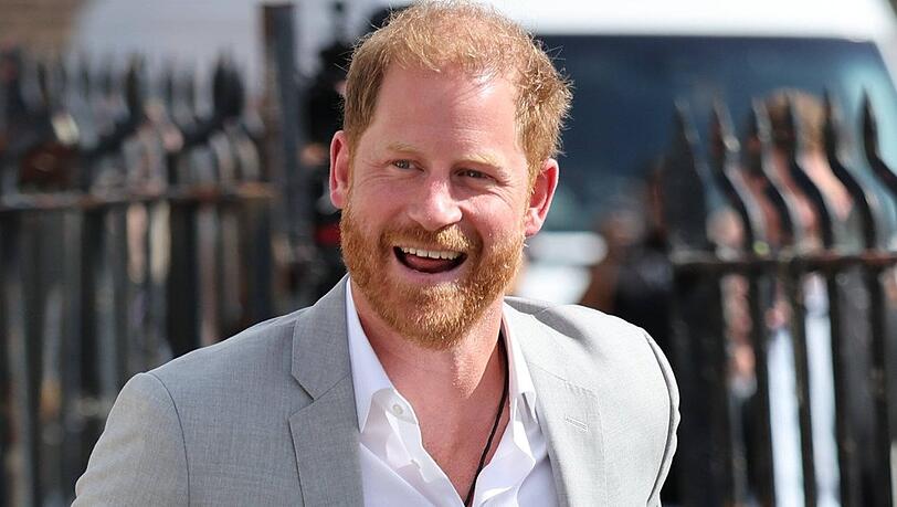 Prinz Harry gutgelaunt bei seiner Ankunft in Nottingham.