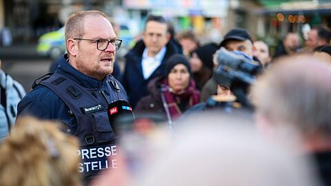 Die Ermittler pr&uuml;fen Videosequenzen aus einem angrenzenden Parkhaus mit maskierten Personen und zwei Fahrzeugen.