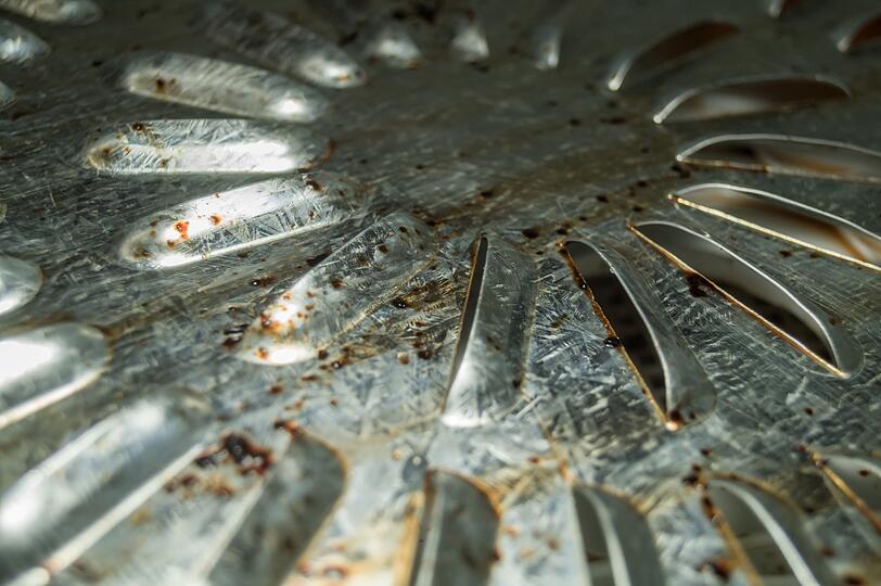 Viele besch&auml;digen ihren Airfryer unbewusst schon bei der Reinigung. Kratzende Schw&auml;mme oder harte B&uuml;rsten k&ouml;nnen feine Sch&auml;den an der Antihaftbeschichtung verursachen. Speisereste bleiben dann noch leichter haften, was die Reinigung erschwert und oft erneut zum Einsatz ungeeigneter Reinigungsmethoden f&uuml;hrt. Letztendlich m&uuml;ssen deshalb viele Ger&auml;te oder K&ouml;rbe vorzeitig ersetzt werden.