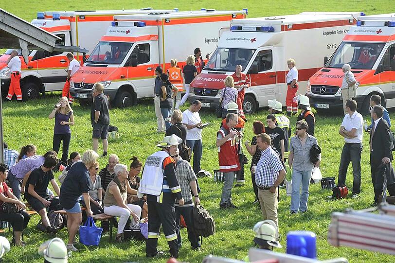 Helfer betreuen die Zugpassagiere bis diese von Ersatzbussen abgeholt wurden. Verletzt wurde keiner der Fahrgäste.