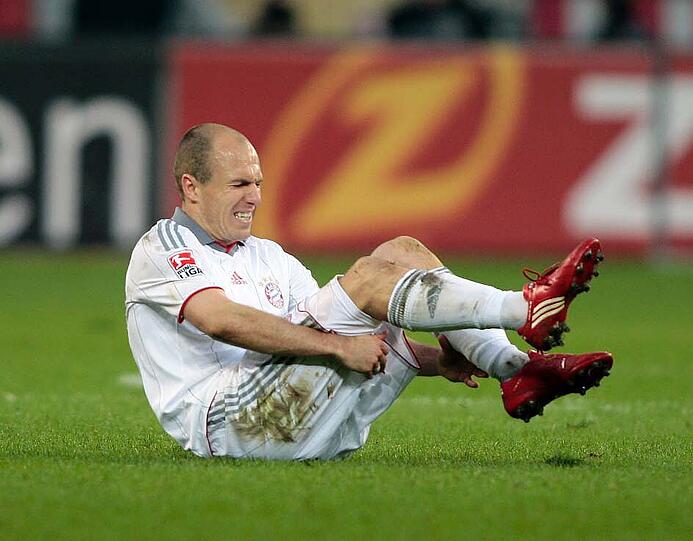 Denn seine im Vorfeld der WM zugezogene Verletzung sollte wieder aufbrechen, so dass er für den FC Bayern München während der gesamten Hinrunde der Spielzeit 2010/2011 nicht eingesetzt werden konnte. Es erbrannte ein Streit zwischen dem FC Bayern und dem niederländischen Fußballverband, in dessen Verlauf der FC Bayern den Niederländern vorwarf, die alte Verletzung nicht richtig behandelt und ausgeheilt haben zu lassen. Die Auseinandersetzung wurde erst rund ein halbes Jahr später beigelegt. Der Frieden soll 2012 mit einem Freundschaftsspiel zwischen den Münchnern und der Niederlande besiegelt werden, deren Einnahmen den FC Bayern für den langen Robben-Ausfall entschädigen sollen. In der Rückrunde der Spielzeit 2010/2011 konnte Robben noch 14 Bundesligaspiele bestreiten und zwölf Tore erzielen.