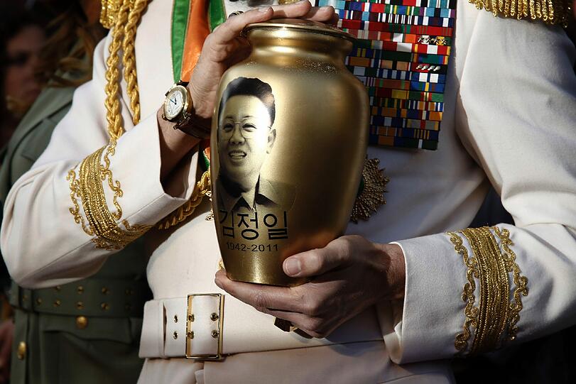 ... gefüllt mit der Asche des verstorbenen nordkoreanischen Diktators Kim Jong Il - symbolisch versteht sich.