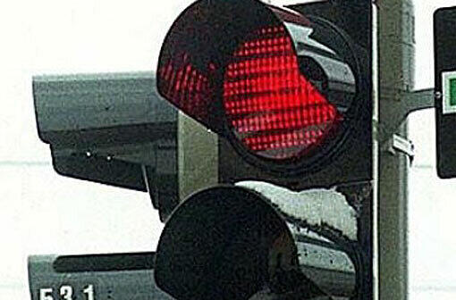 Ein Autofahrer am Innsbrucker Ring missachtet eine rote Ampel - und verursacht einen Unfall mit fünf beteiligten Fahrzeugen. (Symbolbild)