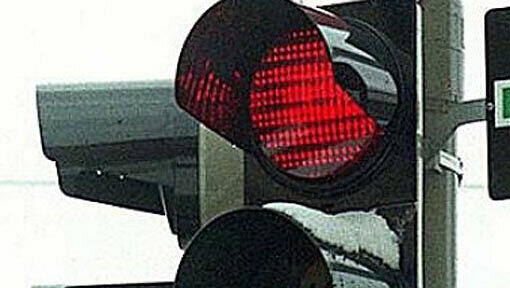 Ein Autofahrer am Innsbrucker Ring missachtet eine rote Ampel - und verursacht einen Unfall mit fünf beteiligten Fahrzeugen. (Symbolbild) Ein Autofahrer am Innsbrucker Ring missachtet eine rote Ampel - und verursacht einen Unfall mit fünf beteiligten Fahrzeugen. (Symbolbild)