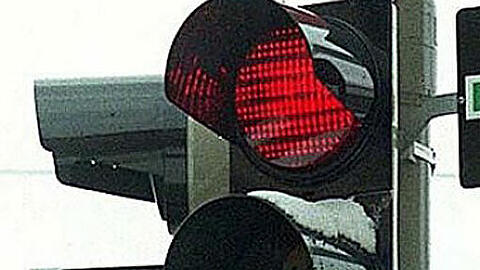 Ein Autofahrer am Innsbrucker Ring missachtet eine rote Ampel - und verursacht einen Unfall mit fünf beteiligten Fahrzeugen. (Symbolbild)
