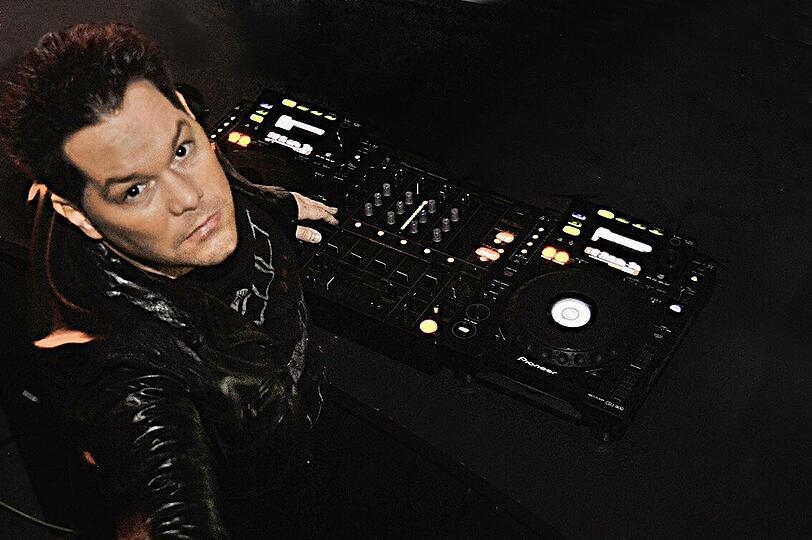 Und die Musik für die Stars kommt aus dem Ruhrgebiet: Christoph Stemann aus Dortmund legt als DJ Firestarter beim Governors Ball direkt nach der Preisverleihungs auf.