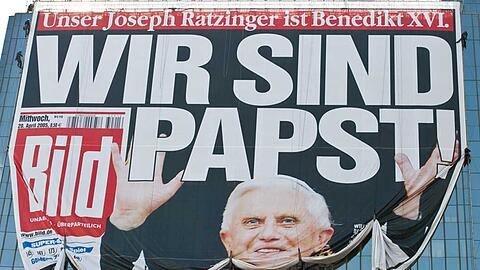 "Wir sind Papst" - Diese Schlagzeile ging vor zehn Jahren um die Welt. Das Konklave der Kardinäle wählte am 19. April 2005 Joseph Ratzinger zu Papst Benedikt XVI.
