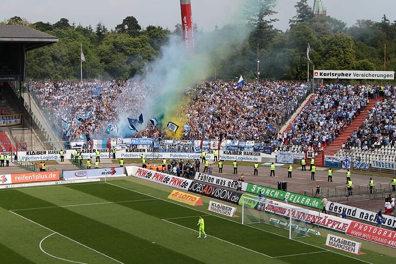 Die Bilder von der Pyro-Show der Löwen-Fans in Karlsruhe
