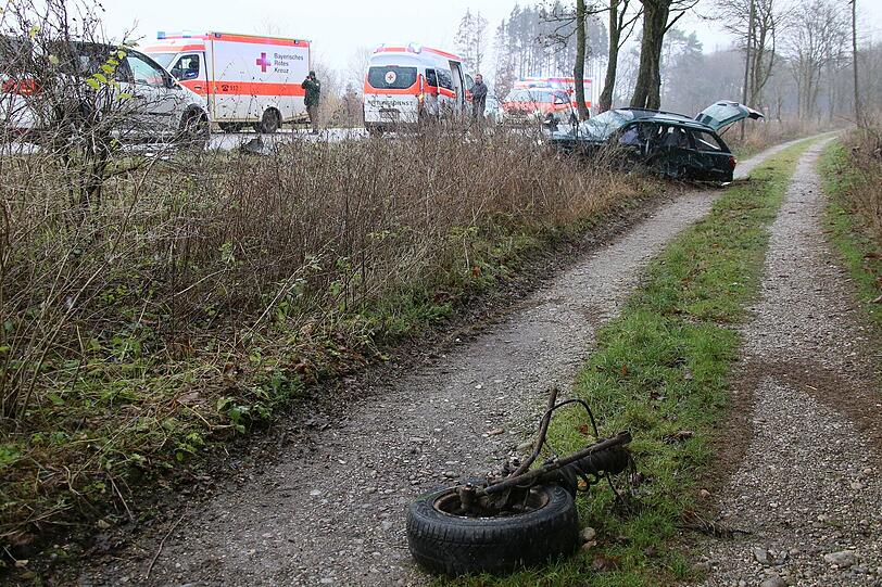 Ein 85-Jähriger kam von der Fahrbahn ab und krachte frontal in das Auto eines 82-Jährigen.