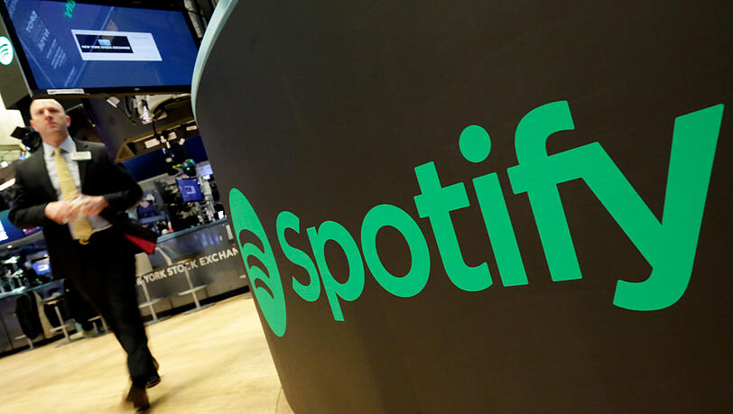 Das Logo des Streaming-Musikdienstes Spotify ist auf einem Handelsplatz auf dem Parkett der New Yorker Börse zu sehen. Das Logo des Streaming-Musikdienstes Spotify ist auf einem Handelsplatz auf dem Parkett der New Yorker Börse zu sehen.