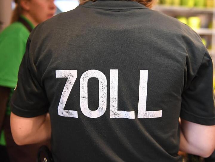 Der Schriftzug "Zoll" prangt auf einer Uniform. Foto: Stefan Sauer/dpa-Zentralbild/dpa/Symbolbild