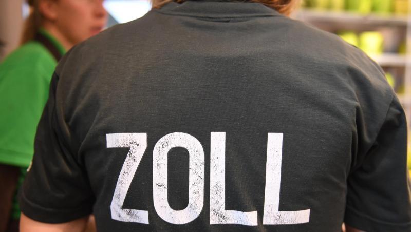 Der Schriftzug "Zoll" prangt auf einer Uniform. Foto: Stefan Sauer/dpa-Zentralbild/dpa/Symbolbild Der Schriftzug "Zoll" prangt auf einer Uniform. Foto: Stefan Sauer/dpa-Zentralbild/dpa/Symbolbild