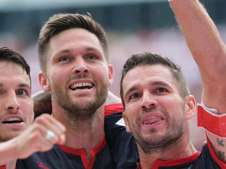 Regensburgs Andreas Albers (M) bejubelt sein Tor gegen Hannover 96 mit Marco Grüttner (r) und Sebastian Stolze. Foto: Peter Steffen/Archivbild