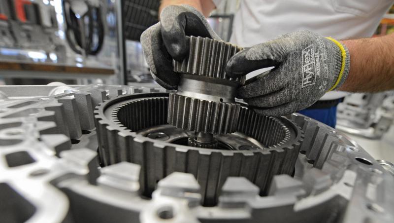 Ein Arbeiter baut in einem Werk ein Getriebe zusammen. Laut Industriepräsident Dieter Kempf bleibt die Lage besonders für die Industrie "schwierig". Ein Arbeiter baut in einem Werk ein Getriebe zusammen. Laut Industriepräsident Dieter Kempf bleibt die Lage besonders für die Industrie "schwierig".