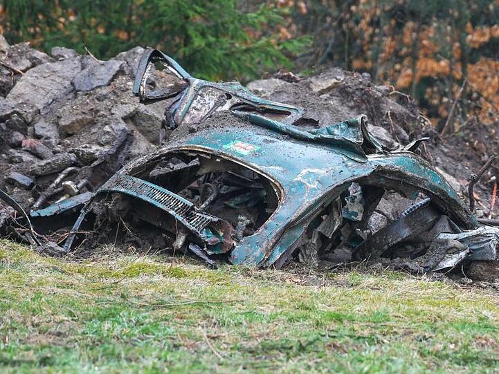 Die, bei Grabungen der Polizei, im Landkreis Neustadt an der Waldnaab gefundenen Reste eines VW Käfers. Foto: Armin Weigel
