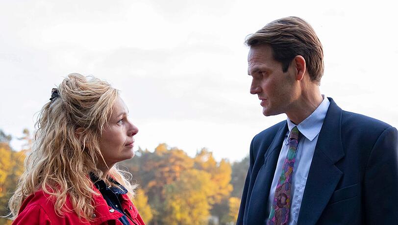"ZERV - Zeit der Abrechnung": Kommissar Peter Simon (Fabian Hinrichs, r.) und seine Ost-Kollegin Karo Schubert (Nadja Uhl) müssen trotz ihrer Differenzen zusammen ermitteln.