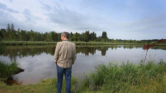 Mal umarmt er Bäume, mal blickt er wie hier aufs Allgäuer Moor: Ministerpräsident Markus Söder inszeniert sich gerne inmitten bayerischer Natur.