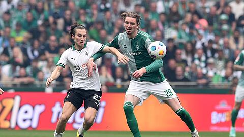 Werders Nick Woltemade (r) im Zweikampf mit dem Gladbacher Rocco Reitz.