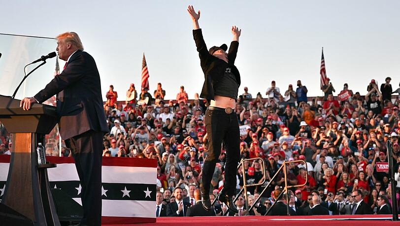 Der Präsidentschaftskandidat und sein Möchtegern-Einflüsterer: Donald Trump (l.) und Elon Musk bei ihrem gemeinsamen Wahlkampfauftritt in Butler. Der Präsidentschaftskandidat und sein Möchtegern-Einflüsterer: Donald Trump (l.) und Elon Musk bei ihrem gemeinsamen Wahlkampfauftritt in Butler.