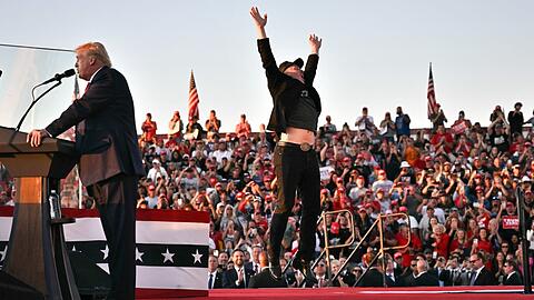 Der Präsidentschaftskandidat und sein Möchtegern-Einflüsterer: Donald Trump (l.) und Elon Musk bei ihrem gemeinsamen Wahlkampfauftritt in Butler.