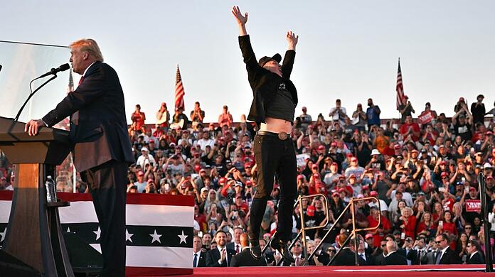 Der Präsidentschaftskandidat und sein Möchtegern-Einflüsterer: Donald Trump (l.) und Elon Musk bei ihrem gemeinsamen Wahlkampfauftritt in Butler.