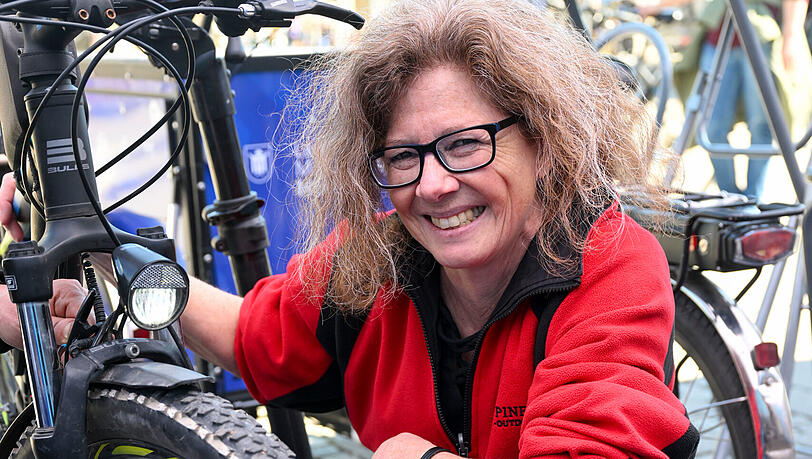 Susanne Leichert (56) ist zum Radl-Check gekommen. Ihr Radlicht ist kaputt. Leider können die Profis es auf die Schnelle nicht richten. Für die Mühen wirft sie trotzdem etwas ins Kaffee-Schweinderl.