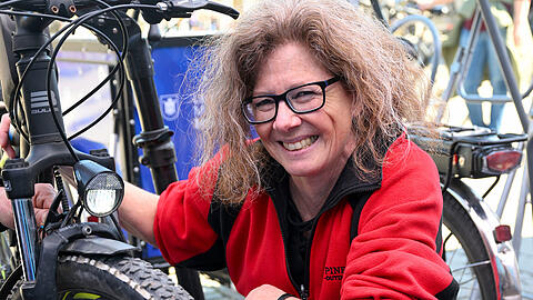 Susanne Leichert (56) ist zum Radl-Check gekommen. Ihr Radlicht ist kaputt. Leider können die Profis es auf die Schnelle nicht richten. Für die Mühen wirft sie trotzdem etwas ins Kaffee-Schweinderl.